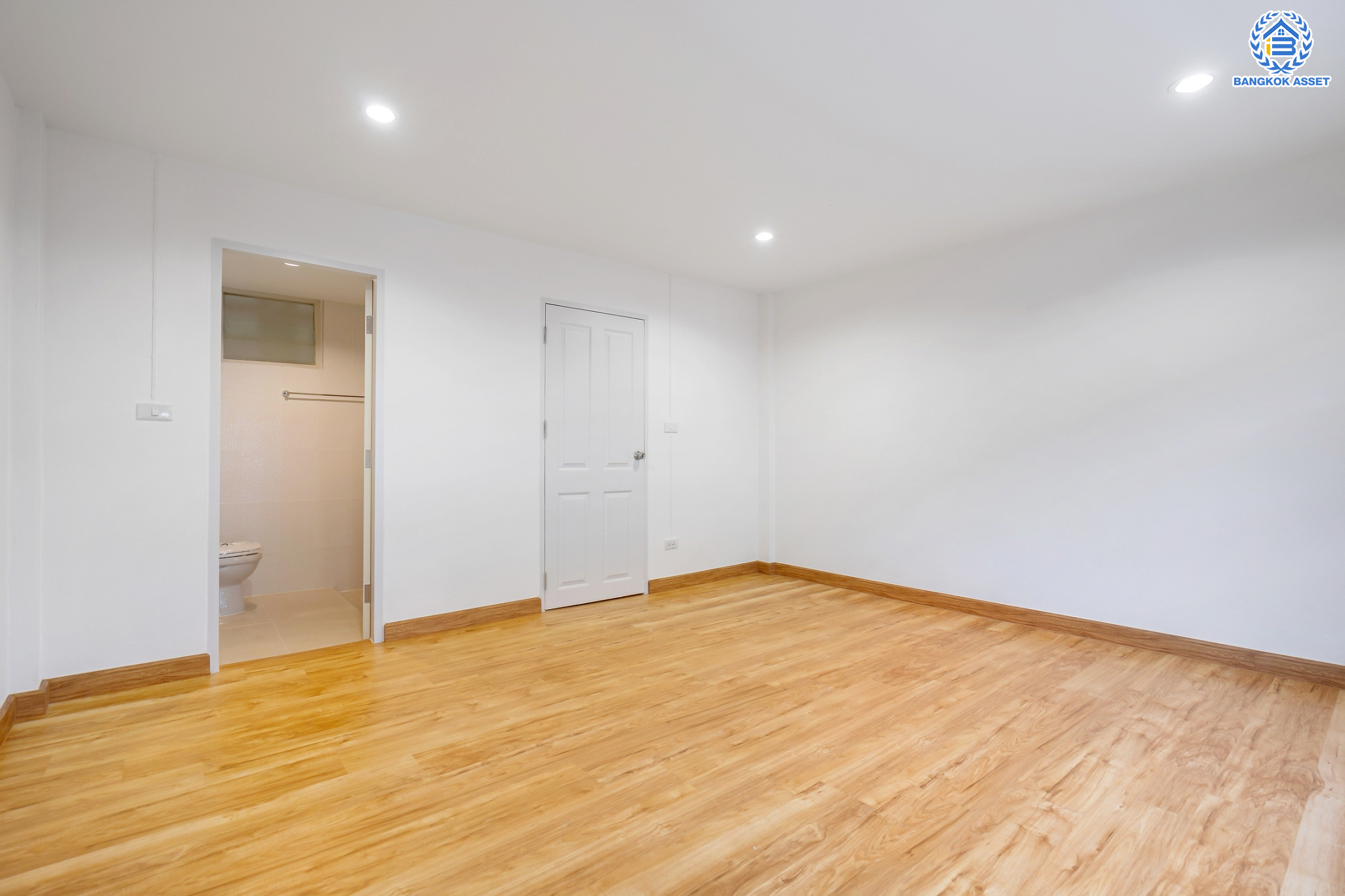 ทาวน์เฮ้าส์มือสองนนทบุรี ม.สรานนท์ ติวานนท์-ปากเกร็ด ทาวน์เฮ้าส์ 3ชั้นครึ่ง เนื้อที่ 18 ตร.ว. ฟังก์ชัน 4 ห้องนอน 3 ห้องน้ำ จอดรถได้ 2 คัน พร้อม Living Room กว้างขวาง บนทำเลติดถนนติวานนท์ ใกล้เซ็นทรัลแจ้งวัฒนะ และรถไฟฟ้าสายสีชมพู "สถานีแยกปากเกร็ด"